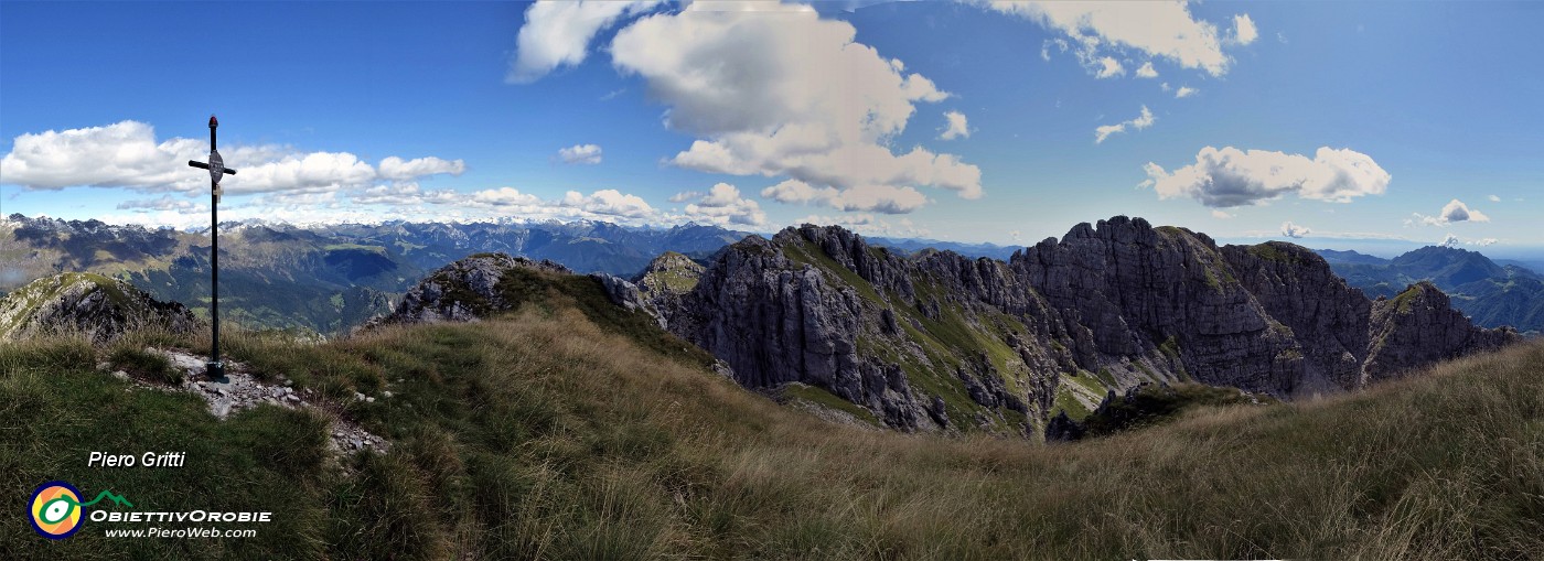 03 Alla croce di vetta dello Zucco Barbesino (1954 m) con vista in Zuccone Campelli.jpg